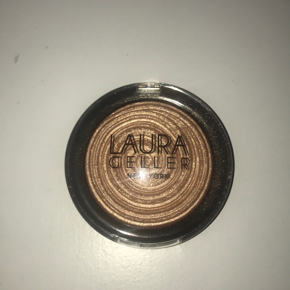 Laura Geller baked highlighter in “ballerina”